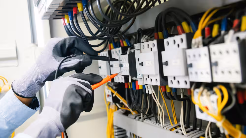 Electricista realizando instalación a domicilio