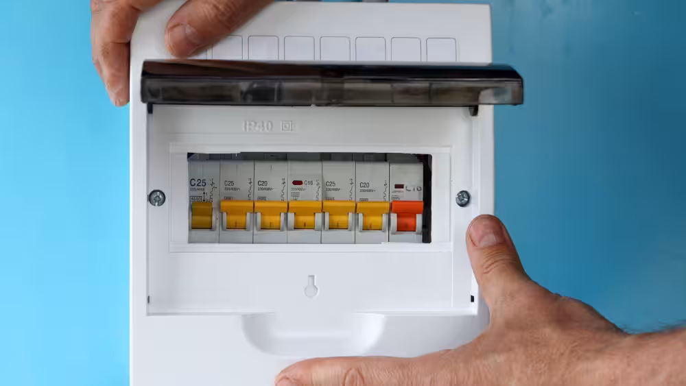 Electricista realizando instalación a domicilio en Jesús María